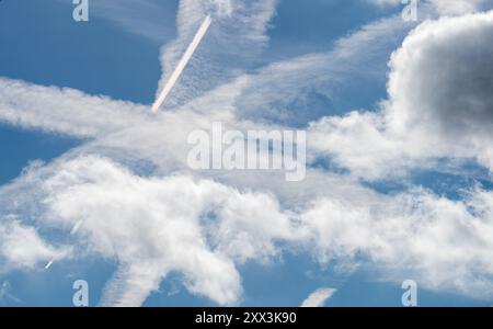 Eton, Windsor, Berkshire, Großbritannien. August 2024. FlugzeugKondensstreifen am Himmel. Kredit: Maureen McLean/Alamy Stockfoto