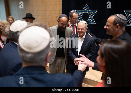 Potsdam, Deutschland. August 2024. Bundeskanzler Olaf Scholz (SPD, 2. V. R.) steht in der Synagoge bei einem Besuch des Potsdamer Synagogenzentrums im Rahmen seiner Sommerreise in seinen Wahlkreis. Quelle: Sebastian Christoph Gollnow/dpa/Alamy Live News Stockfoto