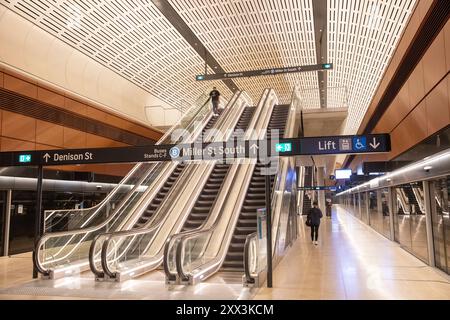 Sydney Metro City ist Australiens größtes öffentliches Transportprojekt. Sydney Metro City wurde am 19. August 2024 für Passagiere eröffnet und verkehrte fahrerlose Transitzüge zwischen Chatswood im Norden und Sydenham im Süden durch das Stadtzentrum von Sydney mit Haltestellen in Gadigal, Barangaroo, Crows Nest und Martin Place. Abbildung: Bahnsteige und Halle am Victoria Cross. Donnerstag, 22. August 2024. Martin Berry @alamy Live News. Stockfoto