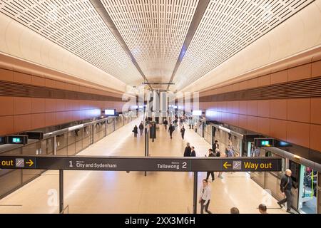 Sydney Metro City ist Australiens größtes öffentliches Transportprojekt. Sydney Metro City wurde am 19. August 2024 für Passagiere eröffnet und verkehrte fahrerlose Transitzüge zwischen Chatswood im Norden und Sydenham im Süden durch das Stadtzentrum von Sydney mit Haltestellen in Gadigal, Barangaroo, Crows Nest und Martin Place. Abbildung: Bahnsteige und Halle am Victoria Cross. Donnerstag, 22. August 2024. Martin Berry @alamy Live News. Stockfoto