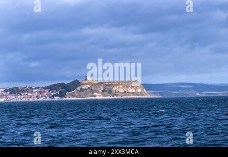 Die härteren Jurassic Sandsteine der Landzunge Scarborough Castle, auf der Scarborough Castle gebaut wurde, sind ein markantes Merkmal entlang der North Yorkshire Coast. A Stockfoto