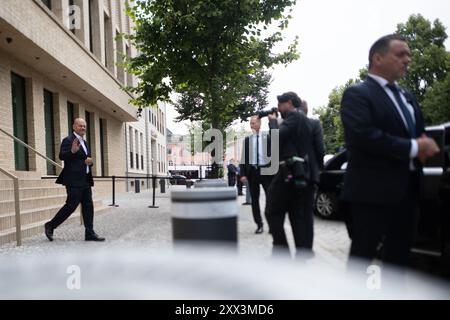 Potsdam, Deutschland. August 2024. Bundeskanzler Olaf Scholz (l, SPD) verlässt das Gebäude nach einem Besuch des Potsdamer Synagogenzentrums im Rahmen seiner Sommerreise durch seinen Wahlkreis. Quelle: Sebastian Christoph Gollnow/dpa/Alamy Live News Stockfoto