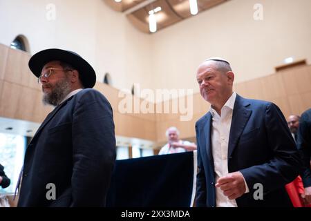 Potsdam, Deutschland. August 2024. Bundeskanzler Olaf Scholz (SPD) spaziert bei einem Besuch des Potsdamer Synagogenzentrums im Rahmen seiner Sommerreise durch die Synagoge. Quelle: Sebastian Christoph Gollnow/dpa/Alamy Live News Stockfoto