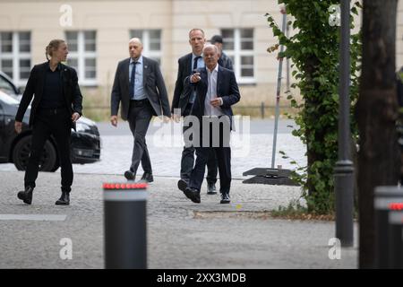 Potsdam, Deutschland. August 2024. Bundeskanzler Olaf Scholz (SPD, M) kommt zur Ernennung vor einem Besuch des Potsdamer Synagogenzentrums im Rahmen seiner Sommerreise durch seinen Wahlkreis. Quelle: Sebastian Christoph Gollnow/dpa/Alamy Live News Stockfoto