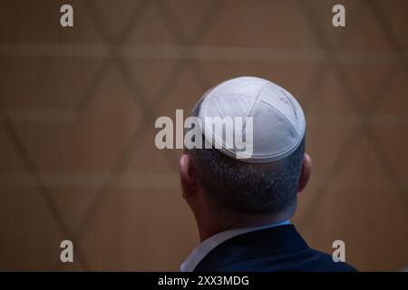 Potsdam, Deutschland. August 2024. Bundeskanzler Olaf Scholz (SPD) steht in der Synagoge während eines Besuchs im Potsdamer Synagogenzentrum im Rahmen seiner Sommerreise in seinen Wahlkreis. Quelle: Sebastian Christoph Gollnow/dpa/Alamy Live News Stockfoto