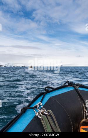 Mikkelsen Hafen, Antarktische Halbinsel - 2. Februar 2024. Antarktische Touristen in Zodiacs erkunden die Küste von Mikkelsen Harbour auf der antarktischen Halbinsel Stockfoto