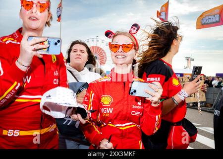 ZANDVOORT – Ferrari-Fans am Eingang des Rennsports von Zandvoort vor dem Formel 1-Grand-Prix der Niederlande. ANP RAMON VAN FLYMEN Stockfoto