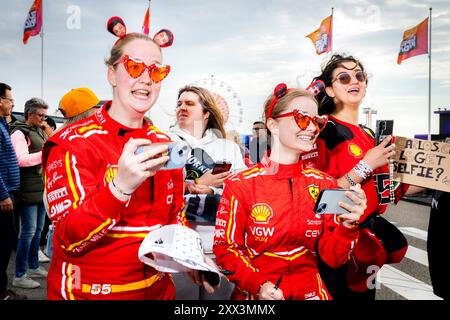 ZANDVOORT – Ferrari-Fans am Eingang des Rennsports von Zandvoort vor dem Formel 1-Grand-Prix der Niederlande. ANP RAMON VAN FLYMEN Stockfoto