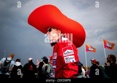 ZANDVOORT - Ferrari-Fans am Eingang zum Rennkurs von Zandvoort vor dem Formel 1 Grand Prix der Niederlande. ANP RAMON VAN FLYMEN niederlande aus - belgien aus Stockfoto