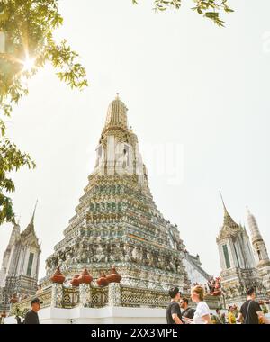 Bangkok, Thailand - 11. februar 2024: Reisegruppe beliebte Sehenswürdigkeiten - Wat Arun Tempel in Bangkok Stockfoto