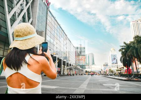 Bangkok, Thailand - 11. februar 2024: Touristenbesuch Foto machen Shopping in Pratu Nam Kreuzung. Pratunam ist Bangkoks wichtigstes geschäftszentrum Stockfoto