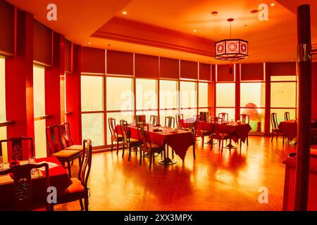 Bangkok, Thailand - 11. februar 2024: Modernes, gemütliches rotes Interieur, leere Speisesäle. Luxuriöses Abendessen, Freizeitaktivität im Baiyoke Sky Hotel. Bangk Stockfoto