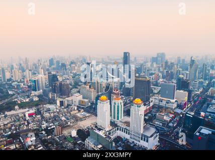 Bangkok City, Thailand - 11. februar 2024: Stadtlandschaft Stadtarchitektur Bangkok City at Night, Stadtlandschaft Thailand moderne Gebäude Stockfoto