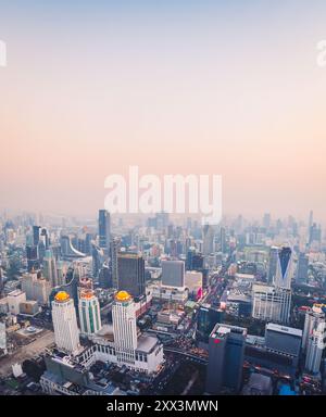Bangkok City, Thailand - 11. februar 2024: Stadtlandschaft Stadtarchitektur Bangkok City at Night, Stadtlandschaft Thailand moderne Gebäude Stockfoto