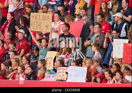 Fans von Klara Buehl, BUEHL, FCB Women Nr. 17 Giulia GWINN, FCB Women Nr. 7 im Frauenfußballspiel FC BAYERN München - JUVENTUS TURIN 0-0 am 20. August 2024 in München. Saison 2024/2025, 1.Bundesliga, FCB, München, Google Pixel, Frauen Bundesliga Spieltag x, x.. Spieltag-Fotograf: ddp-Bilder / Sternbilder Stockfoto