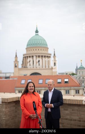 Potsdam, Deutschland. August 2024. Manja Schüle (SPD), Ministerin für Wissenschaft, Forschung und Kultur des Landes Brandenburg, spricht zusammen mit Bundeskanzler Olaf Scholz (SPD) bei einem Besuch im Potsdamer Synagogenzentrum im Rahmen seiner Sommerreise in seinen Wahlkreis. Quelle: Sebastian Christoph Gollnow/dpa/Alamy Live News Stockfoto