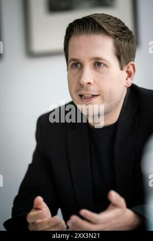 Berlin, Deutschland. August 2024. Kevin Kuehnert, SPD-Generalsekretär, aufgenommen in Berlin, 20.08.2024 während eines Interviews Credit: dpa/Alamy Live News Stockfoto