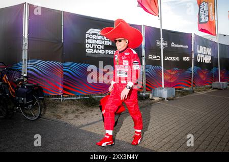 ZANDVOORT – Ferrari-Fans am Eingang des Rennsports von Zandvoort vor dem Formel 1-Grand-Prix der Niederlande. ANP RAMON VAN FLYMEN Stockfoto