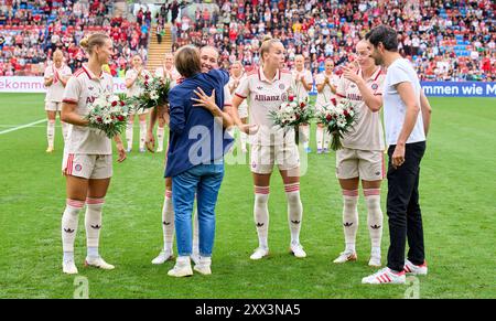 Blumen für Spieler vor dem Spiel um die Bronzemedaille bei den Olympischen Spielen 2024 geehrt: (L-R) Klara BÜHL, BUEHL, FCB Frauen Nr. 17 Sydney LOHMANN, FCB Damen 12 Giulia GWINN, FCB Frauen Nr. 7 Lea SCHÜLLER, SCHUELLER, FCB Damen 11 geehrt von Bianca Rech, Direktorin FC BAYERN Frauen, technischer Leiter der FC BAYERN München Frauen Francisco DE SA FARDILHA, beim Frauenfußballspiel München am 20. Aug München, FC München 2024, FC München, FC München, FC München, FC München, 20. August 0-0. Saison 2024/2025, 1.Bundesliga, FCB, München, Google Pixel, Frauen Bundesliga Spieltag x, x.. Spieltag-Fotograf: Peter Schatz Stockfoto