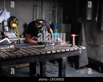 Ein Schweißer bei der Arbeit in einer Werkstatt in Newcastle upon Tyne in England, Großbritannien. Stockfoto