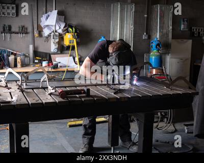 Ein Schweißer bei der Arbeit in einer Werkstatt in Newcastle upon Tyne in England, Großbritannien. Stockfoto