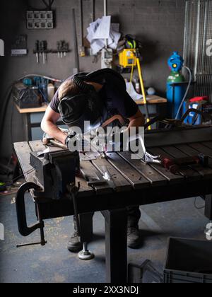 Ein Schweißer bei der Arbeit in einer Werkstatt in Newcastle upon Tyne in England, Großbritannien. Stockfoto