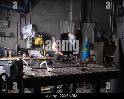 Ein Schweißer bei der Arbeit in einer Werkstatt in Newcastle upon Tyne in England, Großbritannien. Stockfoto