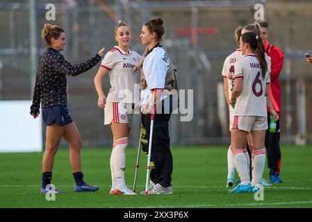 Unterhaching, Deutschland. August 2024. Verletzte Lena Oberdorf, FCB Women 8 Giulia GWINN, FCB Women No. 7 Hug beim Frauenfußballspiel FC BAYERN München – JUVENTUS TURIN 0-0 am 20. August 2024 in München. Saison 2024/2025, 1.Bundesliga, FCB, München, Google Pixel, Frauen Bundesliga Spieltag x, x.. Spieltag Fotograf: ddp Images/STAR-Images Credit: ddp Media GmbH/Alamy Live News Stockfoto