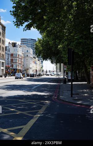 London - 06 14 2022: Blick auf die Vauxhall Bridge Rd Stockfoto