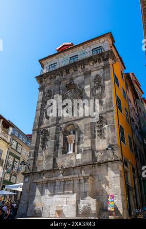 Monumentaler Brunnen (Fonte da Ribeira) mit einer Statue des Heiligen Johannes des Täufers auf dem Ribeira-Platz, Porto, Portugal, Südeuropa Stockfoto