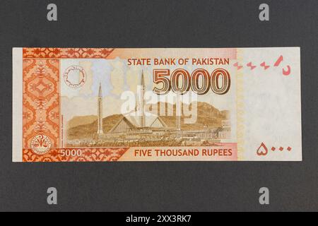 Pakistanische 5000 Rupees Braune Farbe Banknotenrückseite Mit Feathering Faisal Moschee Porträt Stockfoto