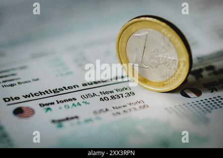 Berlin, Deutschland. August 2024. Eine 1-Euro-Münze erscheint auch auf dem Dow Jones. Berlin, 22. August 2024. Quelle: dpa/Alamy Live News Stockfoto