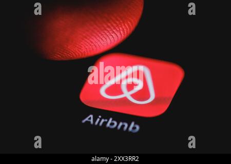 Berlin, Deutschland. August 2024. Die AirBnB App zeichnet auch auf dem Display eines Smartphones auf. Berlin, 22. August 2024. Quelle: dpa/Alamy Live News Stockfoto