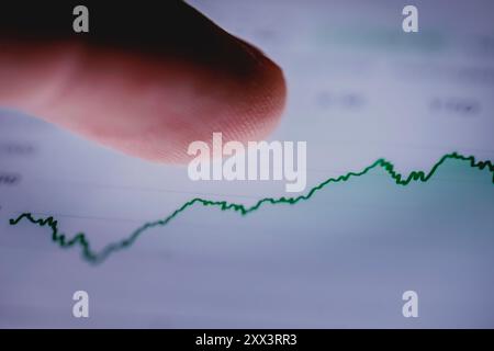 Berlin, Deutschland. August 2024. Der Kurs des DAX (deutscher Aktienindex) wird auf einem Display angezeigt. Berlin, 22. August 2024. Quelle: dpa/Alamy Live News Stockfoto