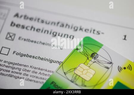 Berlin, Deutschland. August 2024. Eine AOK-Gesundheitskarte ist auf einer Arbeitsunfähigkeitsbescheinigung zu finden. Berlin, 22. August 2024. Quelle: dpa/Alamy Live News Stockfoto