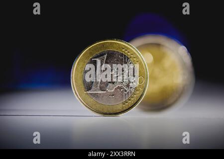 Berlin, Deutschland. August 2024. 1-Euro-Münze und 2-Euro-Münze. Berlin, 22. August 2024. Quelle: dpa/Alamy Live News Stockfoto