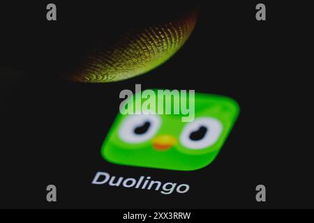 Berlin, Deutschland. August 2024. Die Duolingo App nutzt auch das Display eines Smartphones. Berlin, 22. August 2024. Quelle: dpa/Alamy Live News Stockfoto