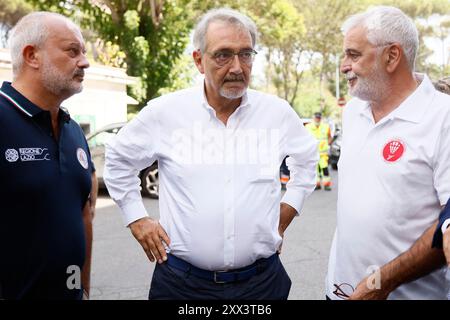 Francesco Rocca all' Ospedale Sant'Eugenio, Taube i volontari della Protezione Civile Ed il Vigile del Fuoco rimasti coinvolti nell'Incendio di Torre spaccata sono ricoverasti presso il Centro Grandi Ustionati Roma, Italia &#x2014; Gioved&#xec; 22 Agosto 2024 - Cronaca - (Foto di Cecilia) Region Lazio Presse. Francesco Rocca im Krankenhaus Sant'Eugenio, wo die Freiwilligen der Organisation des Katastrophenschutzes und die Feuerwehrleute, die am Feuer von Torre Spaccata beteiligt sind, im Major Burns Center Rom, Italien - Donnerstag 22 Stockfoto