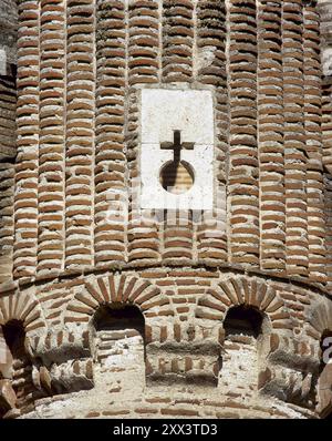 Coca Castle. 1453 erhielt Don Alonso de Fonseca y Ulloa (1418–1473), Erzbischof von Sevilla und dritter Herr von Coca, die Erlaubnis von König Johann II. Von Kastilien, die Burg zu bauen. Der Bau begann 1473 unter dem maurer Alí Caro. Äußere architektonische Details eines der Türme. Coca. Provinz Segovia. Kastilien und León. Spanien. Stockfoto