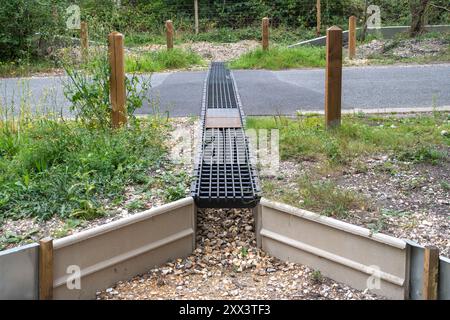 Der 2024 errichtete Adder Tunnel unter Straßenbedingungen ermöglicht die sichere Überquerung von Greenham und Crookham Commons, Berkshire, England, Großbritannien. Wildtierflur Stockfoto