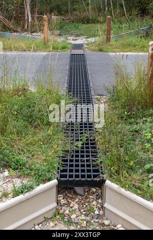 Der 2024 errichtete Adder Tunnel unter Straßenbedingungen ermöglicht die sichere Überquerung von Greenham und Crookham Commons, Berkshire, England, Großbritannien. Wildtierflur Stockfoto