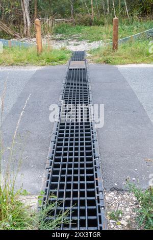 Der 2024 errichtete Adder Tunnel unter Straßenbedingungen ermöglicht die sichere Überquerung von Greenham und Crookham Commons, Berkshire, England, Großbritannien. Wildtierflur Stockfoto