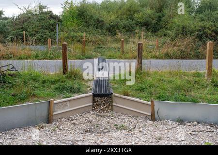 Der 2024 errichtete Adder Tunnel unter Straßenbedingungen ermöglicht die sichere Überquerung von Greenham und Crookham Commons, Berkshire, England, Großbritannien. Wildtierflur Stockfoto