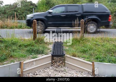 Der 2024 errichtete Adder Tunnel unter Straßenbedingungen ermöglicht die sichere Überquerung von Greenham und Crookham Commons, Berkshire, England, Großbritannien. Wildtierflur Stockfoto