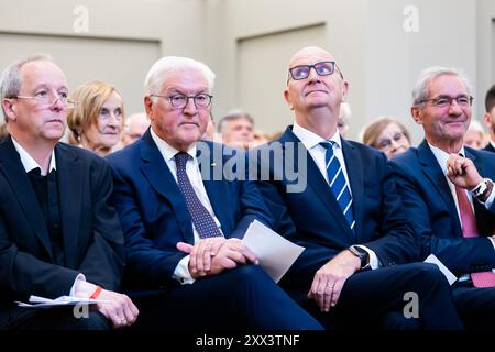 22. August 2024, Brandenburg, Potsdam: Christian Stäblein (l-r), Bischof der Evangelischen Kirche Berlin-Brandenburg-Schlesischen Oberlausitz, Bundespräsident Frank-Walter Steinmeier, Schirmherr des Wiederaufbauprojekts, Dietmar Woidke (SPD), Ministerpräsident von Brandenburg, und Matthias Platzeck (SPD), ehemaliger Ministerpräsident von Brandenburg, nehmen an der Eröffnungsfeier für den Turm der Garnisonskirche in Potsdam Teil. Die Zeremonie markiert die Wiedereröffnung des wiederaufgebauten Turms der umstrittenen Garrison Church. Die Militärkirche von 1735 wurde während des Zweiten Weltkriegs verbrannt Stockfoto