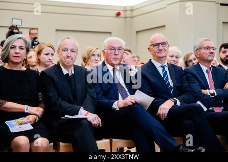 22. August 2024, Brandenburg, Potsdam: Barbara Richstein (l-r), Vizepräsidentin des Landtags Brandenburg, Christian Stäblein, Bischof der Evangelischen Kirche Berlin-Brandenburg-Schlesischen Oberlausitz, Bundespräsident Frank-Walter Steinmeier, Schirmherr des Wiederaufbauprojekts, Dietmar Woidke (SPD), Ministerpräsident von Brandenburg, und Matthias Platzeck (SPD), ehemaliger Ministerpräsident von Brandenburg, nehmen an der Garnisonskirche in Potsdam Teil. Die Zeremonie markiert die Wiedereröffnung des wiederaufgebauten Turms der umstrittenen Garrison Church. Stockfoto