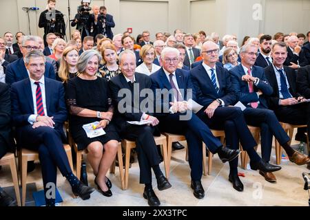 22. August 2024, Brandenburg, Potsdam: Mike Schubert (SPD, Front l-r), Oberbürgermeister von Potsdam, Barbara Richstein, Vizepräsidentin des Landtags von Brandenburg, Christian Stäblein, Bischof der Evangelischen Kirche Berlin-Brandenburg-Schlesischen Oberlausitz, Bundespräsident Frank-Walter Steinmeier, Schirmherr des Wiederaufbauprojektes, Dietmar Woidke (SPD), Ministerpräsident von Brandenburg, und Matthias Gareck (SPD), ehemaliger Kirchenminister der Kirche Potsdam, nehmen an der feier Teil. Die Zeremonie markiert die Wiedereröffnung des Re Stockfoto