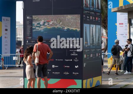 Barcelona, Spanien. August 2024. Bilder der Atmosphäre in der Gegend von Port Vell am Tag des America's Cup in Barcelona. Imágenes del ambiente en la Zona del Port Vell el&#xed;a que arranca la Copa América en Barcelona. News Sports -Barcelona, Spanien Donnerstag, 22. August 2024 (Foto: Eric Renom/LaPresse) Credit: LaPresse/Alamy Live News Stockfoto