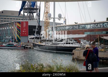 Barcelona, Spanien. August 2024. Bilder der Atmosphäre in der Gegend von Port Vell am Tag des America's Cup in Barcelona. Imágenes del ambiente en la Zona del Port Vell el&#xed;a que arranca la Copa América en Barcelona. News Sports -Barcelona, Spanien Donnerstag, 22. August 2024 (Foto: Eric Renom/LaPresse) Credit: LaPresse/Alamy Live News Stockfoto