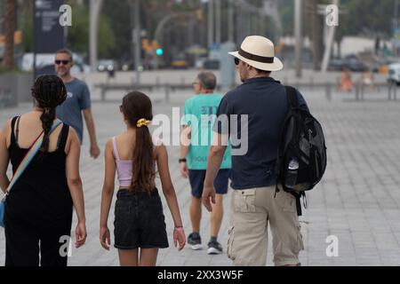 Barcelona, Spanien. August 2024. Bilder der Atmosphäre in der Gegend von Port Vell am Tag des America's Cup in Barcelona. Imágenes del ambiente en la Zona del Port Vell el&#xed;a que arranca la Copa América en Barcelona. News Sports -Barcelona, Spanien Donnerstag, 22. August 2024 (Foto: Eric Renom/LaPresse) Credit: LaPresse/Alamy Live News Stockfoto